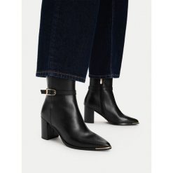 Botki MEXX. Czarne botki damskie Mexx, bez wzorów, bez obcasa, na słupku, bez zapięcia. Za 449.99 zł.
