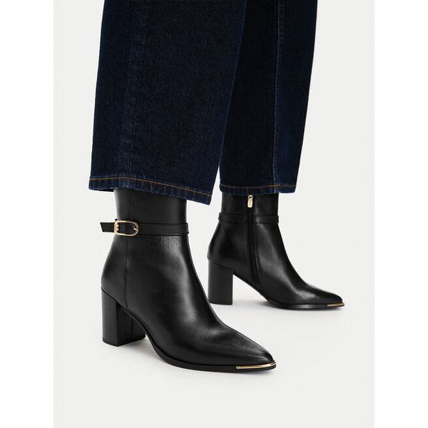 Botki MEXX. Czarne botki damskie Mexx, bez wzorów, bez obcasa, na słupku, bez zapięcia. Za 449.99 zł.