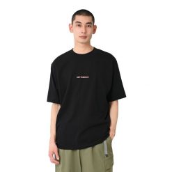 Koszulka męska New Balance MT61B347BK – czarna. Czarne koszulki sportowe męskie New Balance, m, z aplikacjami, z bawełny, bez ramiączek. Za 199.99 zł.