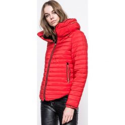 Answear - Kurtka. Czerwone kurtki damskie ANSWEAR, s, bez wzorów, z materiału, z kapturem. W wyprzedaży za 119.90 zł.