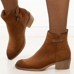 Brązowe zamszowe botki damskie Potocki 12752. Brązowe botki damskie POTOCKI, na jesień, bez wzorów, z jeansu, boho, z okrągłym noskiem, bez obcasa, na obcasie, bez zapięcia. Za 219.00 zł.