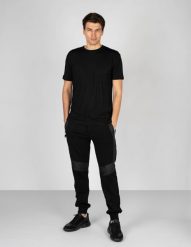 Les Hommes T-shirt "Regular" | LKT144 740U | Relaxed Fit Lyocell T-Shirt | Mężczyzna | Czarny. Czarne t-shirty męskie Les Hommes, m, bez wzorów, z jedwabiu, bez kołnierzyka, bez ramiączek. W wyprzedaży za 289.00 zł.