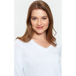 Klasyczny biały sweter z dekoltem w serek. Białe swetry nierozpinane damskie Greenpoint, bez wzorów, z poliamidu, klasyczne, bez kołnierzyka, bez ramiączek. Za 39.99 zł.