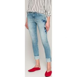 Only - Jeansy Carmen. Niebieskie jeansy damskie ONLY, bez wzorów, z bawełny. W wyprzedaży za 89.90 zł.