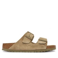 Klapki Birkenstock. Brązowe klapki damskie Birkenstock, bez wzorów, bez obcasa, bez zapięcia. Za 509.99 zł.