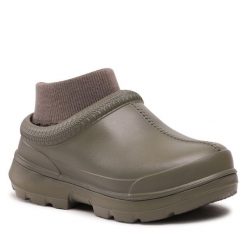 Klapki Ugg. Brązowe klapki damskie UGG, bez wzorów, bez obcasa, bez zapięcia. Za 449.99 zł.
