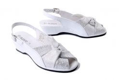 SUAVE 710234-03 weiB, sandały damskie. Białe sandały damskie Suave, bez wzorów, bez obcasa, na koturnie, bez zapięcia. Za 299.92 zł.
