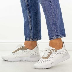 Białe skórzane półbuty damskie Filippo Dp7622/26. Białe półbuty damskie Filippo, na jesień, w ażurowe wzory, z jeansu, casualowe, z okrągłym noskiem, bez obcasa, na płaskiej podeszwie, bez zapięcia. W wyprzedaży za 197.10 zł.