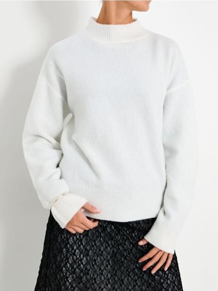 Sweter z długim rękawem - biały. Białe swetry nierozpinane damskie Sinsay, l, bez wzorów, bez kołnierzyka, bez ramiączek. Za 59.99 zł.