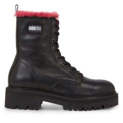 Botki Tommy Jeans. Czarne botki damskie Tommy Jeans, bez wzorów, z jeansu, bez obcasa, na płaskiej podeszwie, bez zapięcia. Za 719.99 zł.
