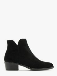 Czarne botki. Czarne botki damskie Ryłko, bez wzorów, ze skóry, z okrągłym noskiem, bez obcasa, na obcasie, bez zapięcia. Za 399.99 zł.