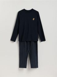 Piżama ze świątecznym motywem - granatowy. Niebieskie piżamy męskie Reserved, l, bez wzorów, z bawełny, bez kołnierzyka, bez ramiączek. Za 149.99 zł.