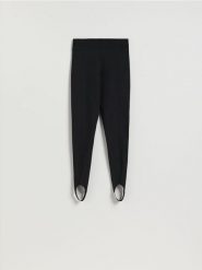 Legginsy z zapiętkami - czarny. Czarne legginsy damskie Reserved, bez wzorów, z dzianiny. Za 89.99 zł.