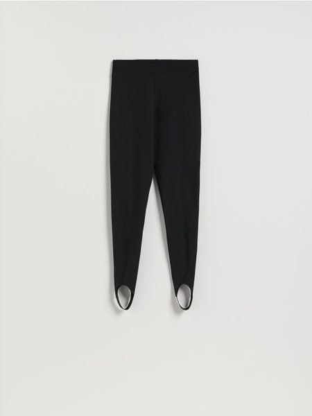 Legginsy z zapiętkami - czarny. Czarne legginsy damskie Reserved, bez wzorów, z dzianiny. Za 89.99 zł.
