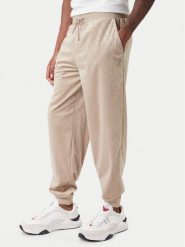 Guess Spodnie dresowe Z6RB14 KD612 Beżowy Regular Fit. Brązowe spodnie sportowe męskie Guess, m, z aplikacjami, z dresówki. Za 399.99 zł.