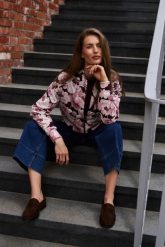 Rozpinana bluza z kwiatowym nadrukiem burgundowa. Czerwone bluzy damskie MOODO, s, bez wzorów, z bawełny, bez ramiączek, bez kaptura. Za 149.99 zł.