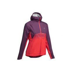 Kurtka turystyczna FH 900 Hybrid damska. Czerwone kurtki sportowe damskie QUECHUA, s, bez wzorów, z materiału, bez ramiączek, bez kaptura. W wyprzedaży za 169.99 zł.