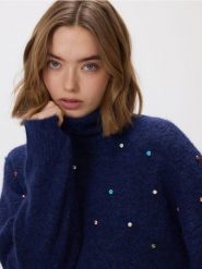 Sweter z błyszczącą aplikacją - granatowy. Niebieskie swetry nierozpinane damskie Reserved, l, z aplikacjami, z dzianiny, bez kołnierzyka, bez ramiączek. Za 129.99 zł.