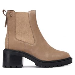 Botki Tommy Hilfiger. Brązowe botki damskie Tommy Hilfiger, bez wzorów, z nubiku, bez obcasa, na słupku, bez zapięcia. Za 599.99 zł.