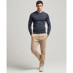 Sweter z wełny merynosów Superdry. Niebieskie swetry męskie Superdry, l, bez wzorów, prążkowane, casualowe, bez kołnierzyka, bez ramiączek. Za 339.85 zł.