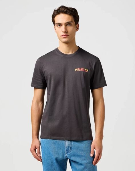MESKA KOSZULKA WRANGLER BIG GRAPHIC TEE FADED BLACK 112362816. Czarne t-shirty męskie Wrangler, xl, bez wzorów, bez kołnierzyka, bez ramiączek. Za 79.99 zł.