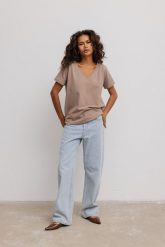T shirt z dekoltem w kształcie V w kolorze LATTE- V NECK-L. T-shirty damskie Marsala, l, bez wzorów, z bawełny, eleganckie, bez kołnierzyka, bez ramiączek. Za 69.90 zł.