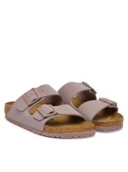 Birkenstock Klapki Arizona 1031427 Fioletowy. Fioletowe klapki damskie Birkenstock, bez wzorów, ze skóry, bez obcasa, bez zapięcia. Za 449.99 zł.