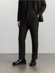 Spodnie garniturowe slim fit - czarny. Czarne garnitury męskie Reserved, bez wzorów, z tkaniny. W wyprzedaży za 119.99 zł.