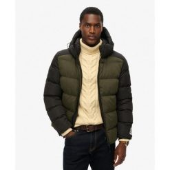 Kurtka sportowa z kapturem w kolorowych blokach. Czarne kurtki sportowe męskie Superdry, m, bez wzorów, z kapturem. W wyprzedaży za 574.15 zł.