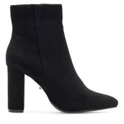 Botki DeeZee. Czarne botki damskie DeeZee, bez wzorów, bez obcasa, na słupku, bez zapięcia. Za 159.99 zł.