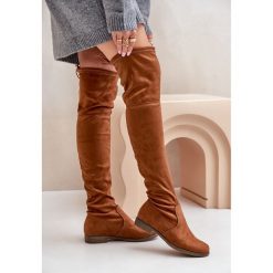 Kozaki Na Płaskim Obcasie Za Kolano Z Eko Zamszu Camel Linnithia brązowe. Brązowe kozaki damskie bez wzorów, za kolano, bez obcasa, na płaskiej podeszwie, bez zapięcia. Za 153.43 zł.
