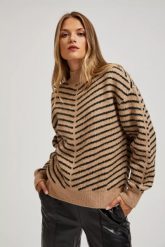 Sweter w paski beżowo-czarny. Brązowe swetry nierozpinane damskie MOODO, l, bez wzorów, z elastanu, bez kołnierzyka, bez ramiączek. W wyprzedaży za 51.99 zł.
