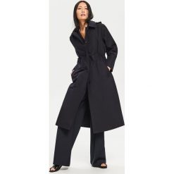 Elegancki trencz - Granatowy. Niebieskie płaszcze damskie Reserved, l, bez wzorów, eleganckie, bez kołnierzyka, bez kaptura. Za 599.99 zł.
