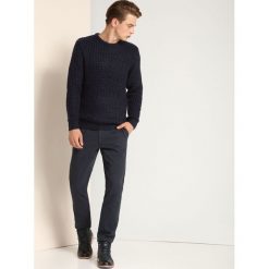 SWETER DŁUGI RĘKAW MĘSKI. Niebieskie swetry męskie TOP SECRET, na jesień, m, bez wzorów, z dzianiny, eleganckie, bez kołnierzyka, bez ramiączek. W wyprzedaży za 39.99 zł.