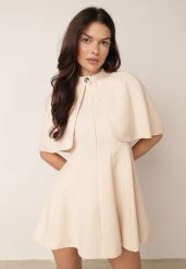 Beżowa Elegancka Sukienka Rozkloszowana z Narzutką Imitującą Pelerynkę Faneno. Brązowe sukienki damskie Born2be, na co dzień, l, bez wzorów, eleganckie, bez kołnierzyka, bez ramiączek, mini, rozkloszowane. Za 199.99 zł.
