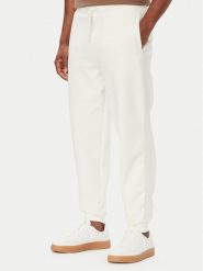 Guess Spodnie dresowe Z6YB13 K4965 Kremowy Regular Fit. Białe spodnie materiałowe męskie Guess, z aplikacjami, z bawełny. Za 394.99 zł.