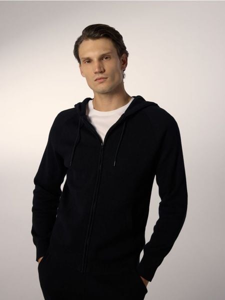Sweter z kapturem - czarny. Czarne swetry męskie Reserved, l, bez wzorów, z dzianiny, bez kołnierzyka, bez ramiączek. Za 179.99 zł.