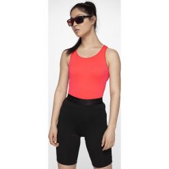 Top damski TSD301 - czerwony neon. Czerwone topy damskie 4F, bez wzorów, z materiału, bez kołnierzyka, bez ramiączek. Za 29.99 zł.
