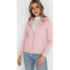 Różowa Bluza z Kapturem Zapinana na Suwak Erekai. Czerwone bluzy damskie Born2be, xl, bez wzorów, z dzianiny, sportowe, bez ramiączek, z kapturem. Za 99.99 zł.