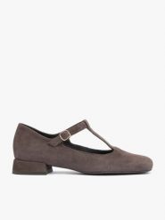 Brązowe welurowe czółenka t-bar. Brązowe czółenka damskie Ryłko, bez wzorów, z gumy, eleganckie, bez obcasa, na słupku, bez zapięcia. Za 429.99 zł.