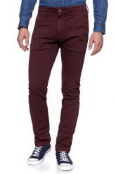 LEE SPODNIE MĘSKIE CHINO BURGUNDY ARRAY L768LL26. Czerwone eleganckie spodnie męskie Lee, bez wzorów, z materiału. W wyprzedaży za 89.99 zł.