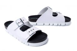 DR. BRINKMANN 700560-03 weiss, klapki damskie. Białe klapki damskie Dr. Brinkmann, na lato, bez wzorów, bez obcasa, bez zapięcia. Za 186.92 zł.