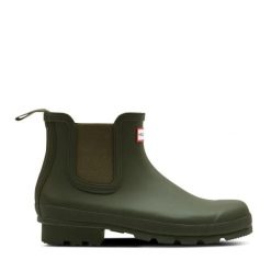 Elastyczne kalosze damskie Hunter Boots Element Chelsea. Zielone kalosze damskie Hunter, bez wzorów, z gumy, bez zapięcia. Za 681.40 zł.