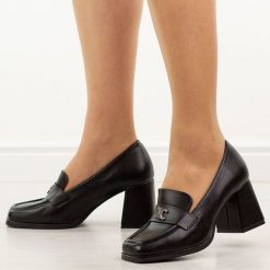 Czarne półbuty damskie na słupku Potocki 12783. Czarne półbuty damskie POTOCKI, na jesień, z aplikacjami, z materiału, biznesowe, bez obcasa, na obcasie, bez zapięcia. Za 189.00 zł.