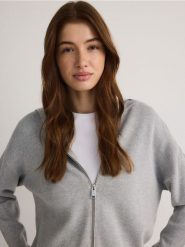 Rozpinany sweter z kapturem - jasnoszary. Szare kardigany damskie Reserved, l, bez wzorów, z wiskozy, bez kołnierzyka. W wyprzedaży za 89.99 zł.