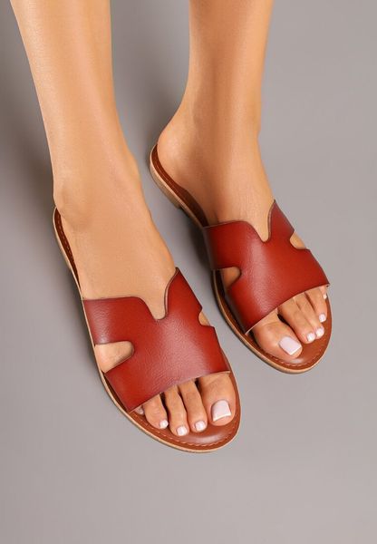 Brązowe Klapki z Ozdobnymi Wycięciami Etellori. Brązowe klapki damskie Renee, na lato, bez wzorów, eleganckie, bez obcasa, na płaskiej podeszwie, bez zapięcia. Za 69.99 zł.