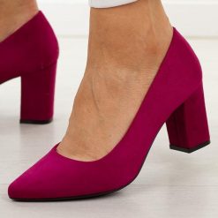 Fuksja czółenka damskie na słupku Sergio Leone Pb414. Czerwone czółenka damskie Sergio Leone, na jesień, bez wzorów, z jeansu, biznesowe, bez obcasa, na obcasie, bez zapięcia. W wyprzedaży za 152.10 zł.