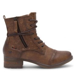 Trzewiki Mustang. Brązowe botki damskie Mustang, bez wzorów, bez obcasa, na płaskiej podeszwie, bez zapięcia. Za 349.99 zł.