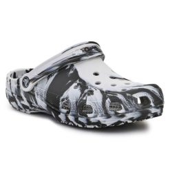 Klapki Crocs Classic Marbled Clog 206867-103 czarne. Czarne klapki damskie bez wzorów, z materiału, eleganckie, bez obcasa, bez zapięcia. Za 331.10 zł.