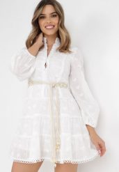 Biała Sukienka Kasilea. Białe sukienki damskie Born2be, m, z aplikacjami, z koronki, boho, bez kołnierzyka, bez ramiączek, mini, rozkloszowane. Za 29.99 zł.